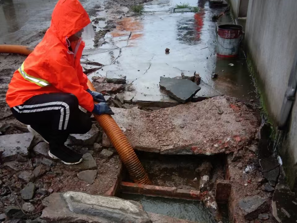 利国镇专业清理污水池 炜誉市政以规范流程守护城市 “肠道”