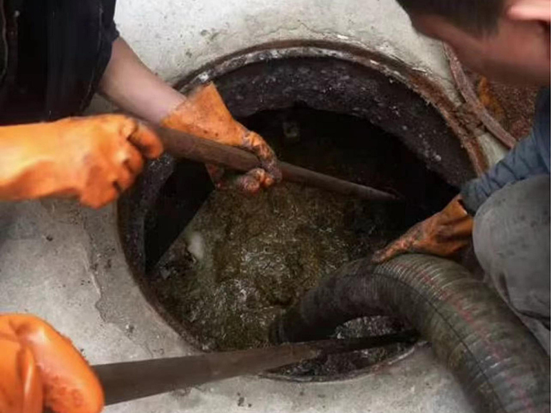 利国镇清理化粪池时如何避免沼气的危害？